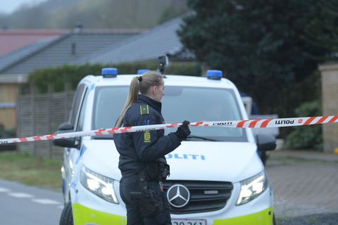 politikvinde bag afspærringstape