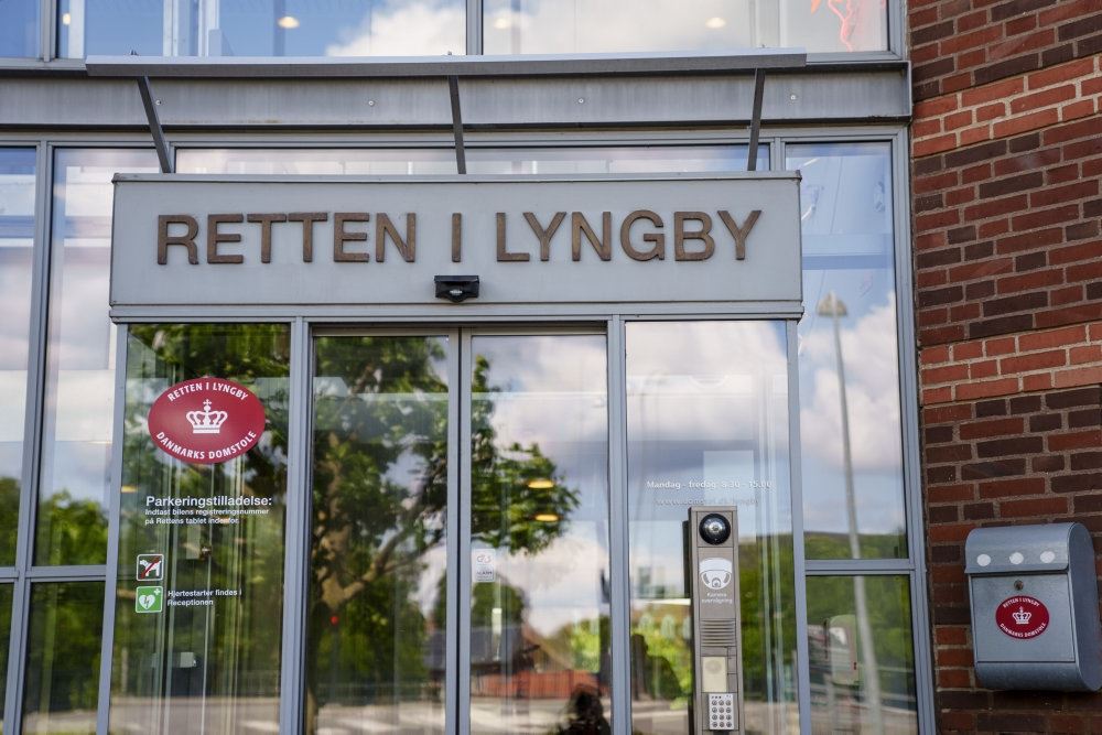 retsbygning i lyngby med logo over døren