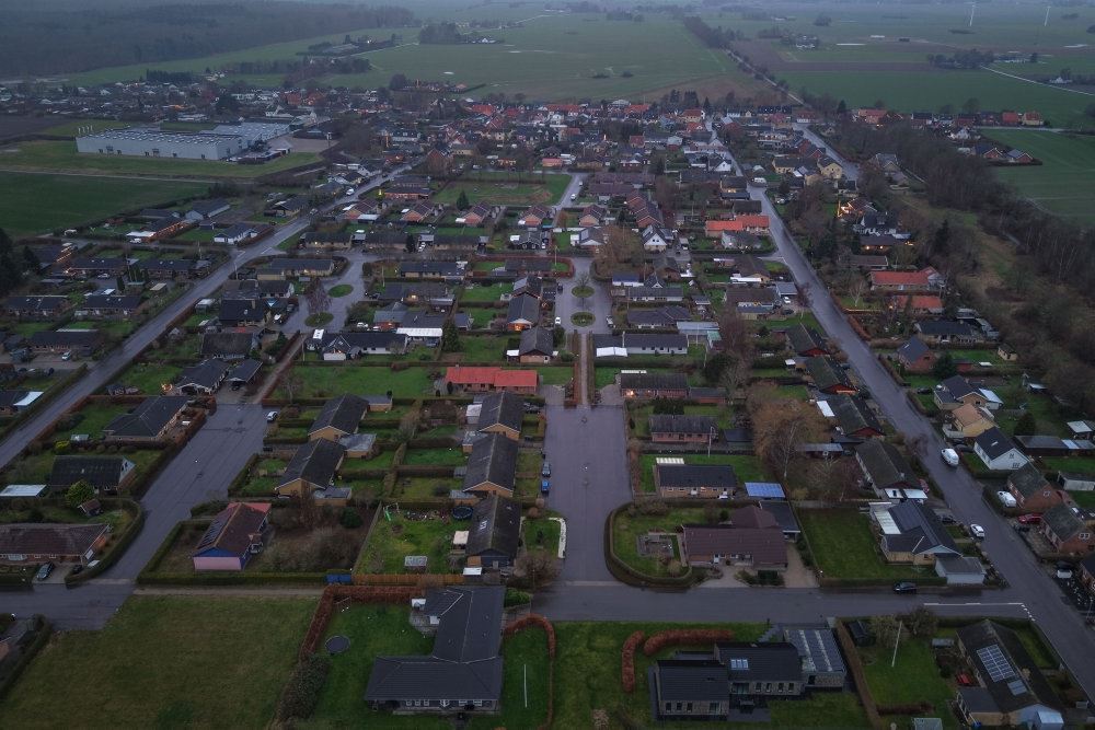 dronebillede af by