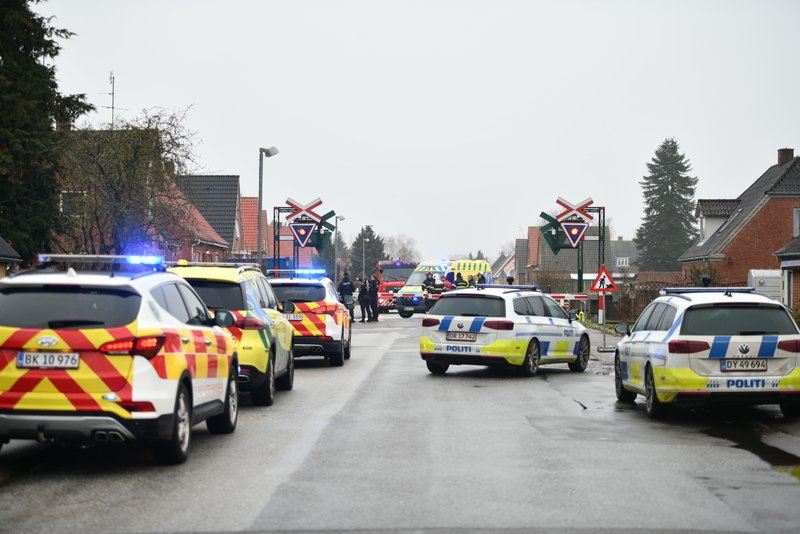 Politi og ambulancer ved jernbaneoverskæring