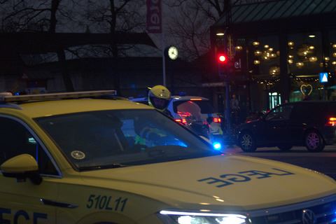 Motorcykelbetjent taler med mand i lægebil
