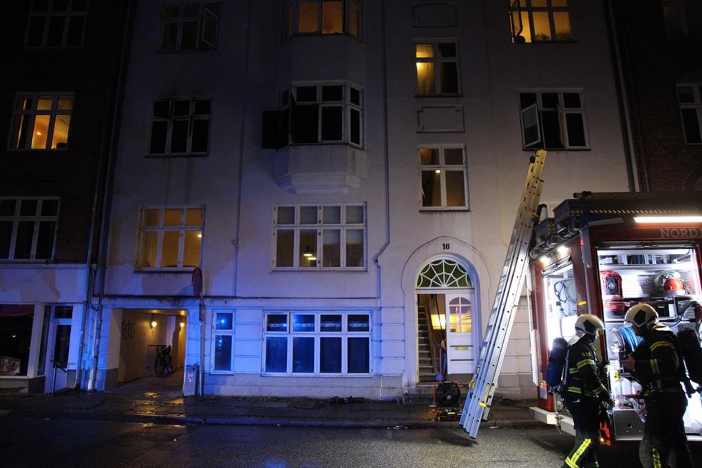 Brandbil med stige holdende foran ejendommen