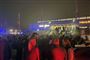 folk uden for stor bygning