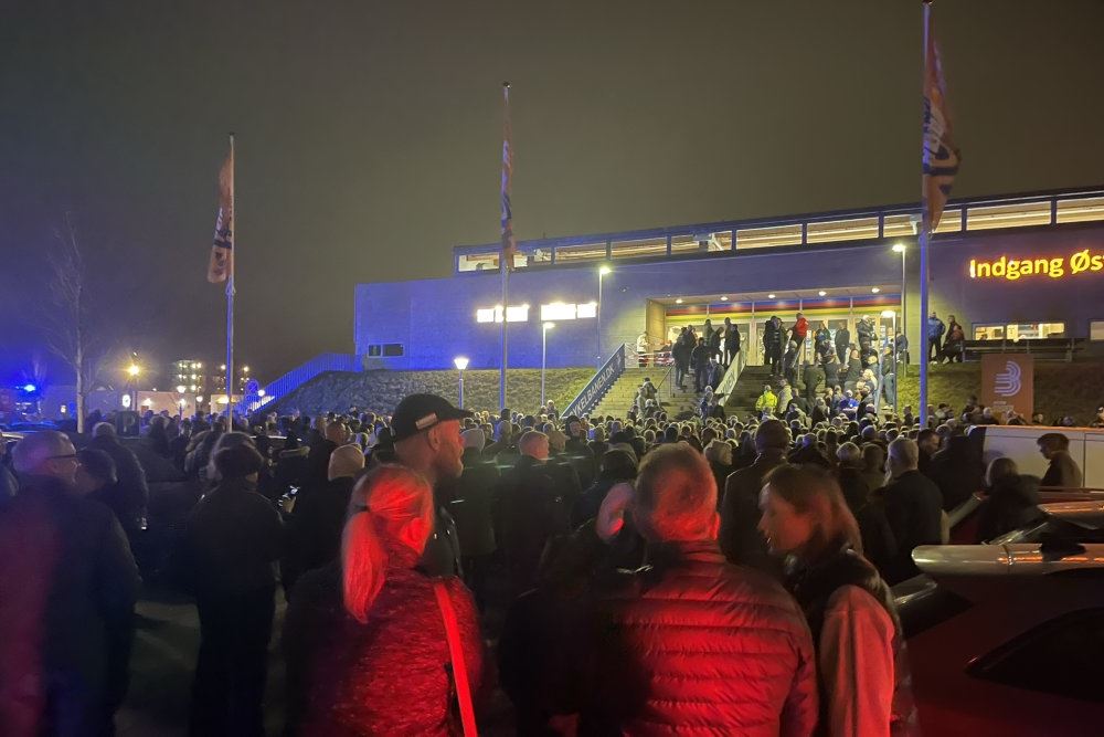 folk uden for stor bygning