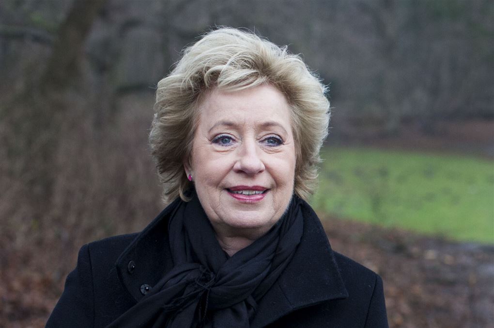 en kvinde ser alvorlig ud