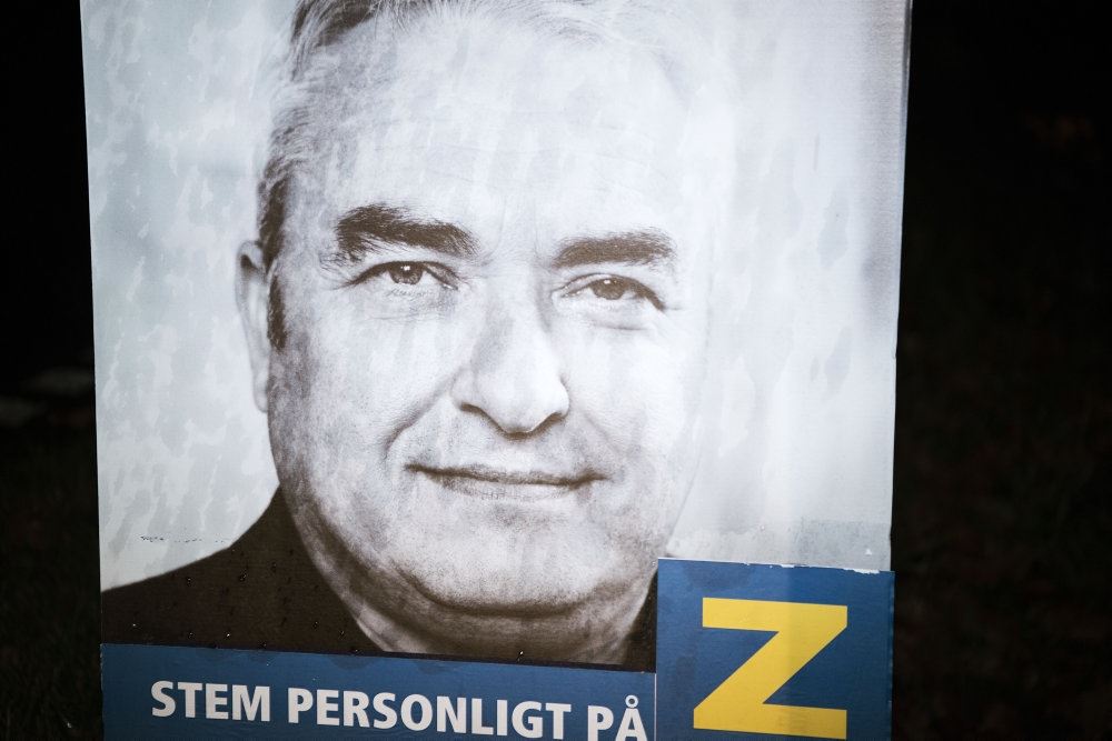 en mand på en valgplakat