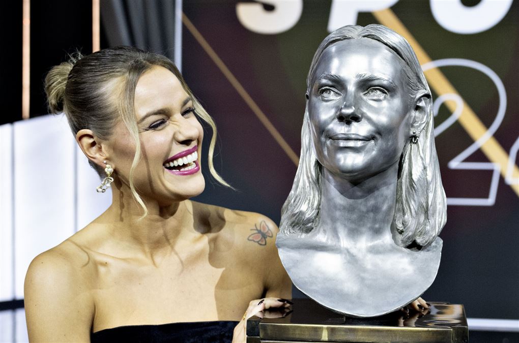 pernille blume står ved en buste