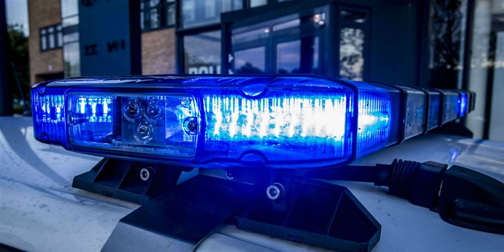 et udrykningsblink på taget af en politibil