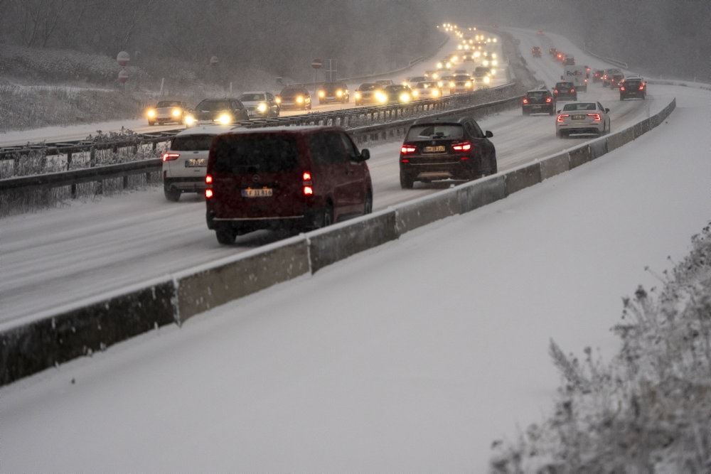 trafik på motorvej i voldsom snestorm