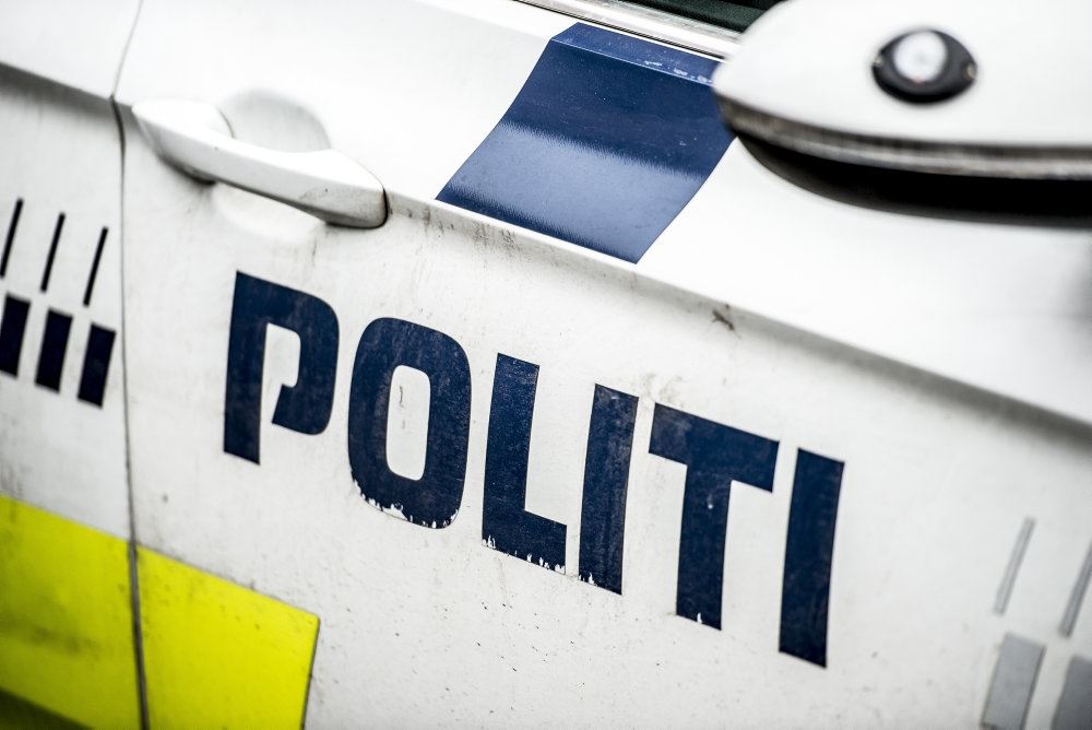 en dør på en politibil