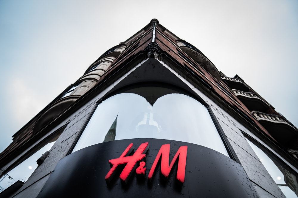 en facade med et logo