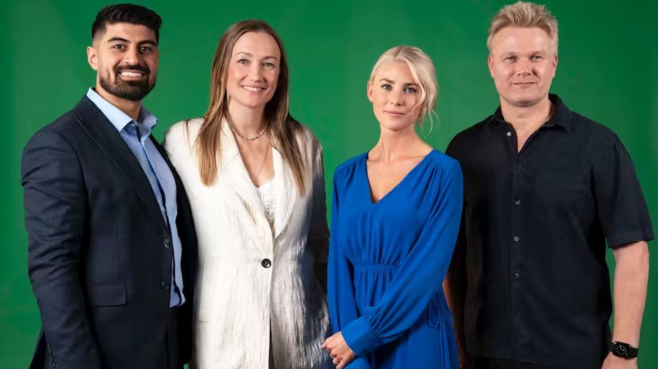 fire tv-værter stillet op til fotografering