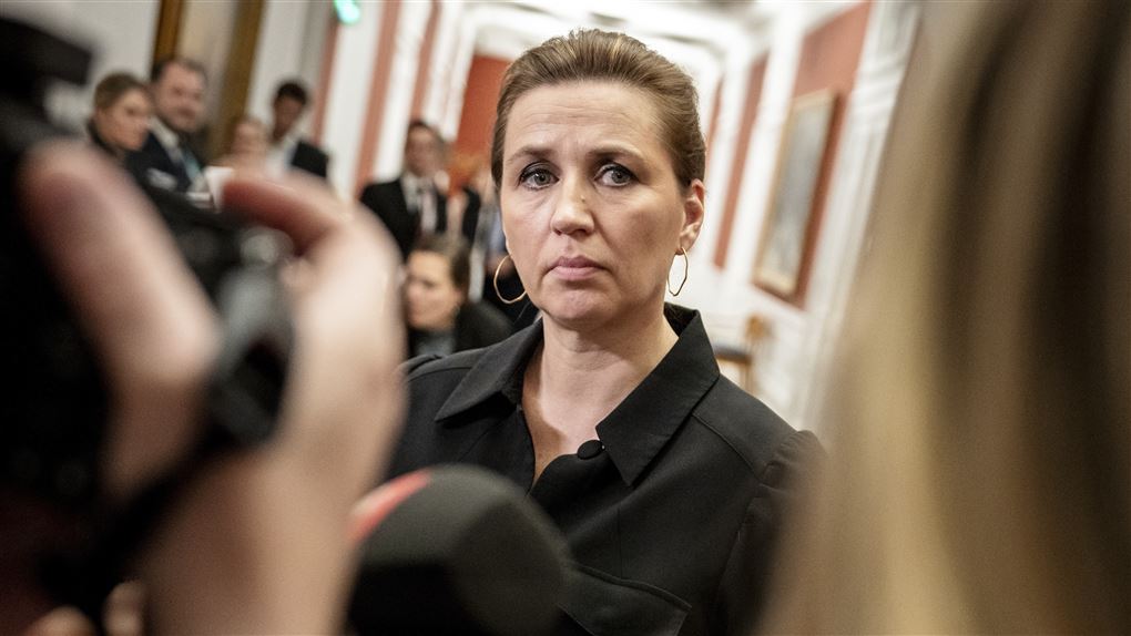 Mette frederiksen omgivet af kameraer