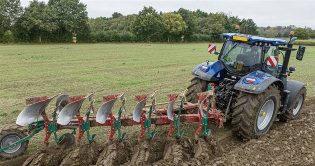 en traktor med plov