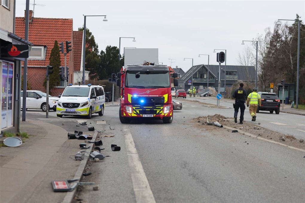 udtrykningskøretøjer på en vej 