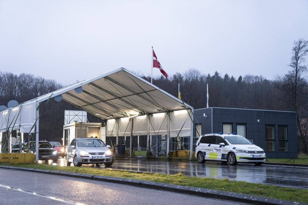 buillede af stor hal og biler - grænsekontrol
