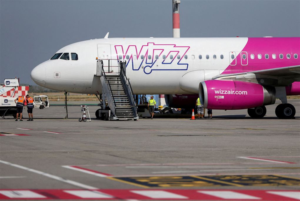 forenden af det hvid-magenta-farvede lavprisfly