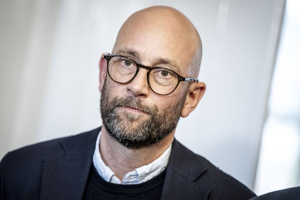 Skaldet mand med briller foran hvid baggrund