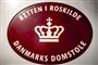 logo-skilt på retten i roskilde