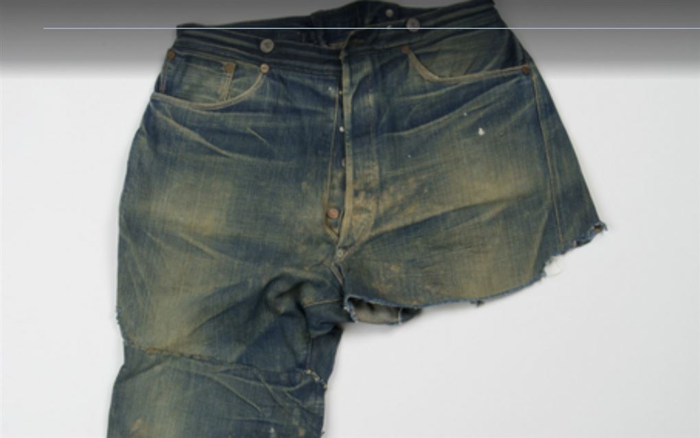 et par jeans med bukseben manglende
