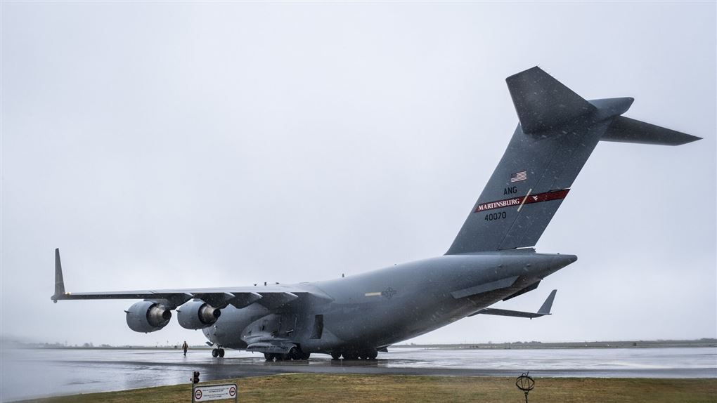 et militært fly står i en lufthavn