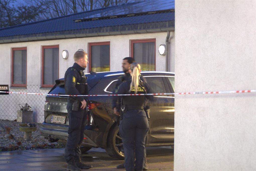 Politibetjente bag politiafspærring