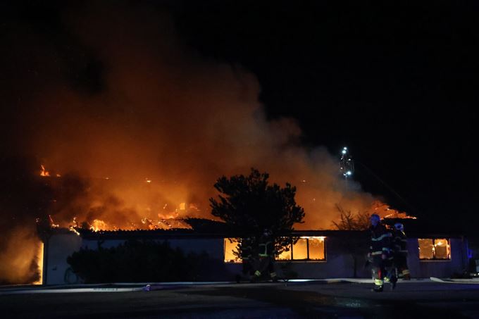 Flammer står op fra flere bygninger