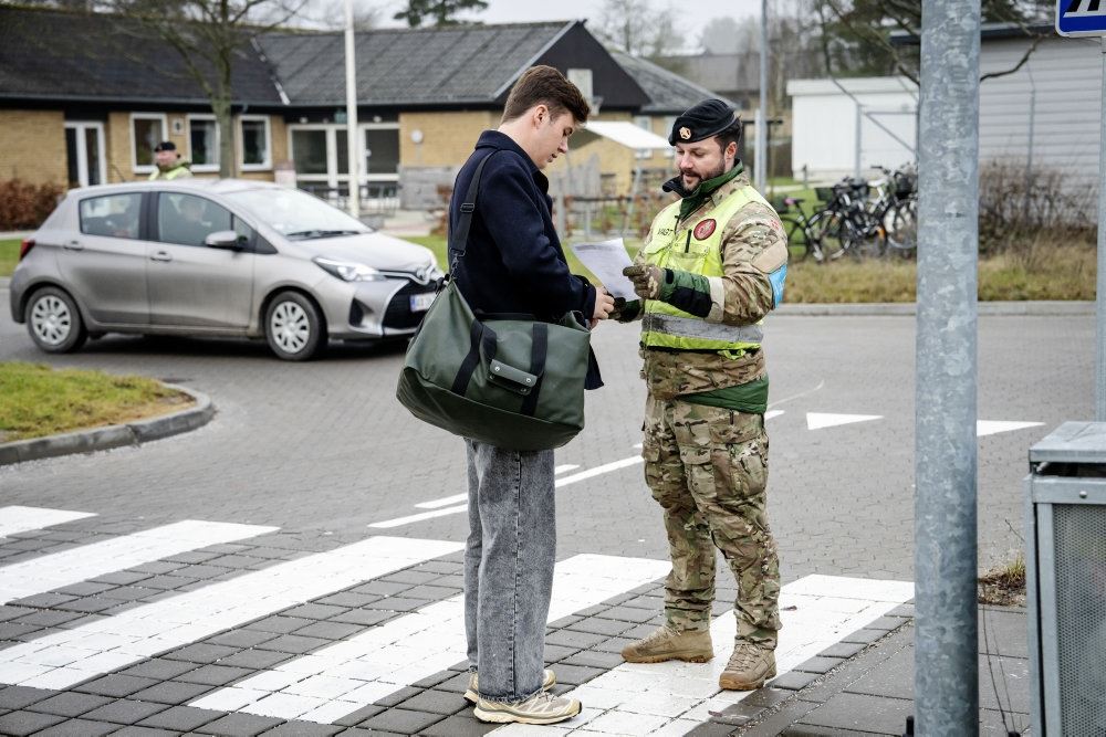 en soldat og en civil