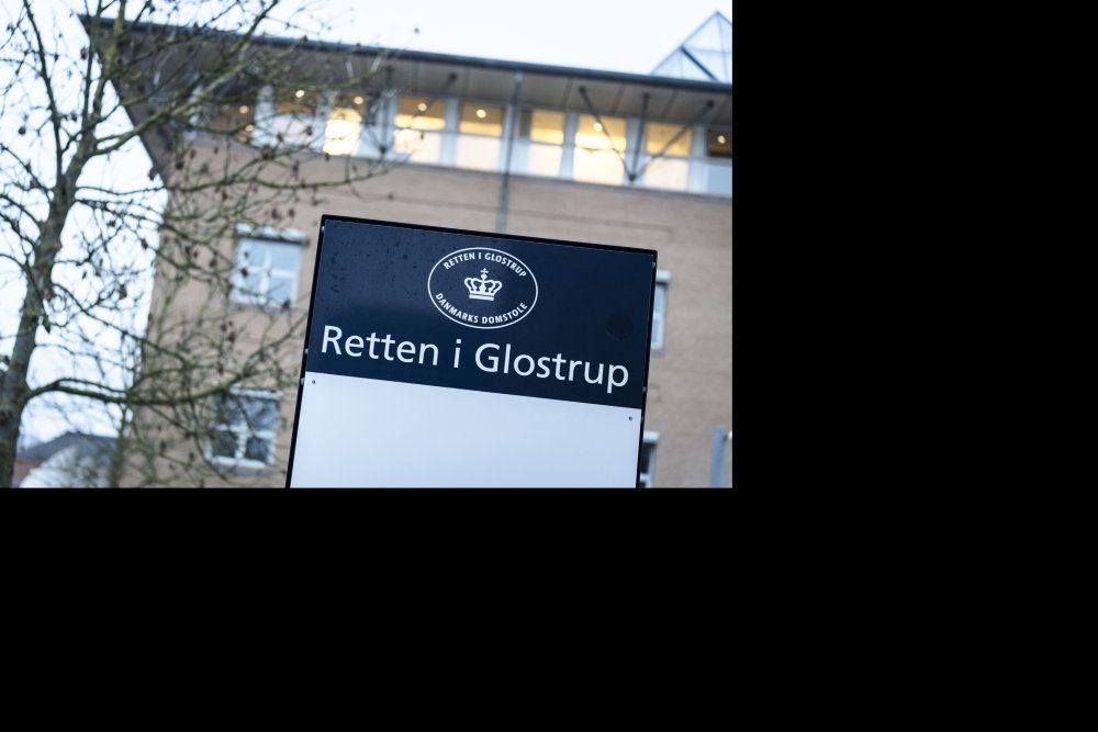 logoskilt med tekst på retten i Glostrup