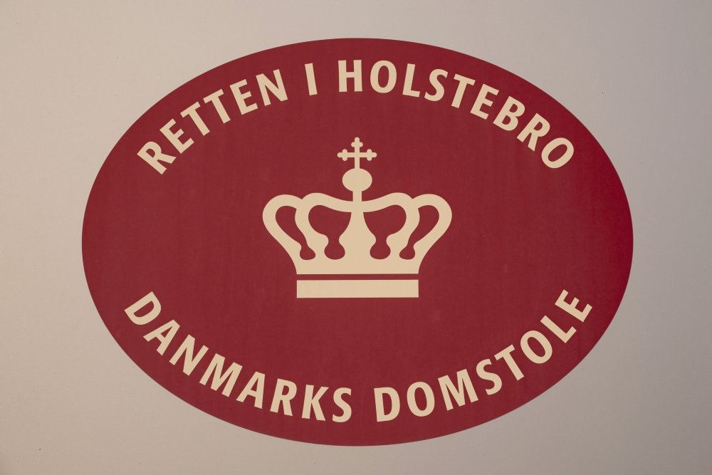 skilt foran retten i holstebro