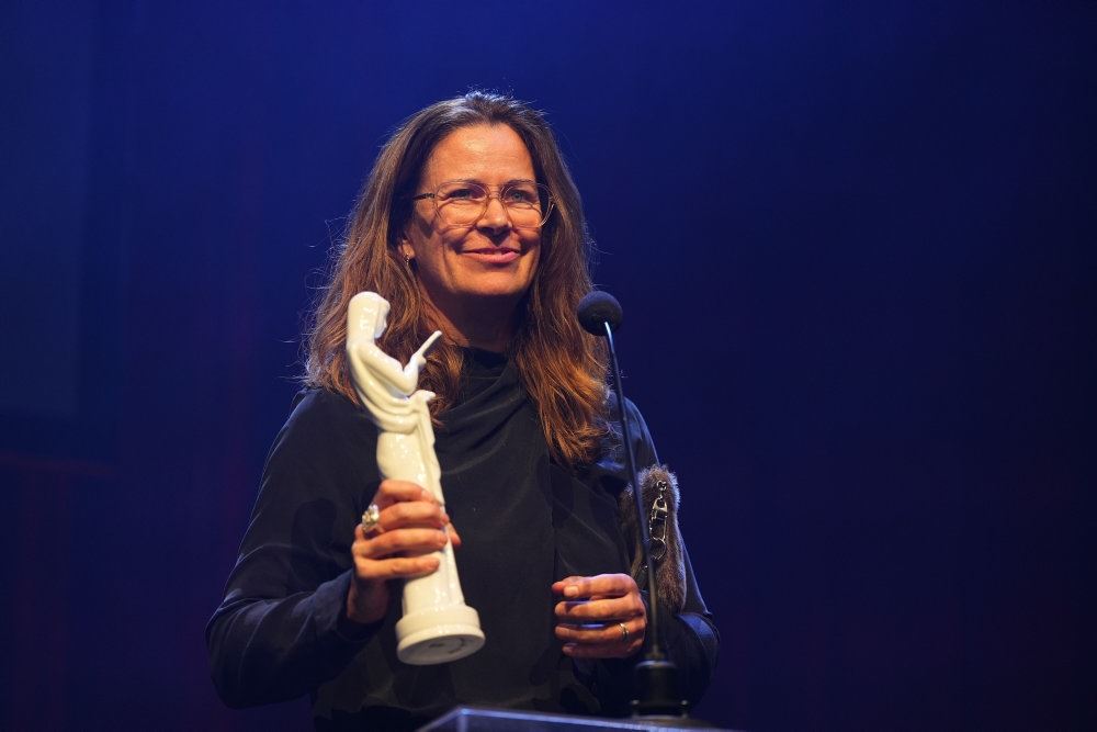 en kvinde med en statuette