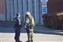 Bomberydder og politimand ved siden af hinanden