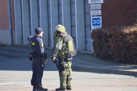 Bomberydder og politimand ved siden af hinanden