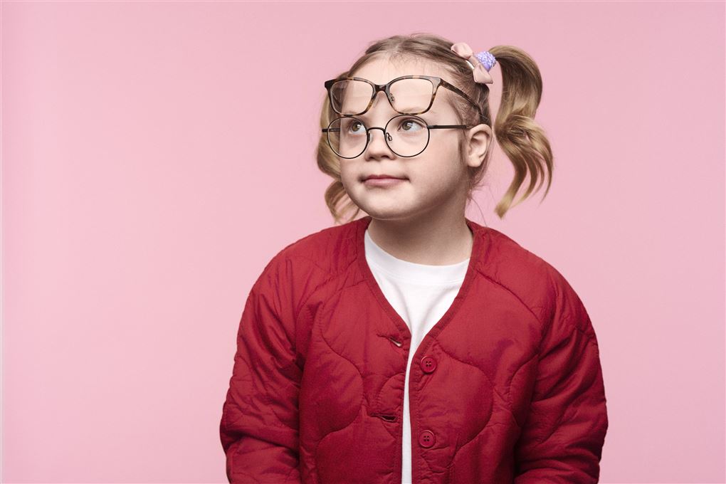 en Downs syndrom pige med briller
