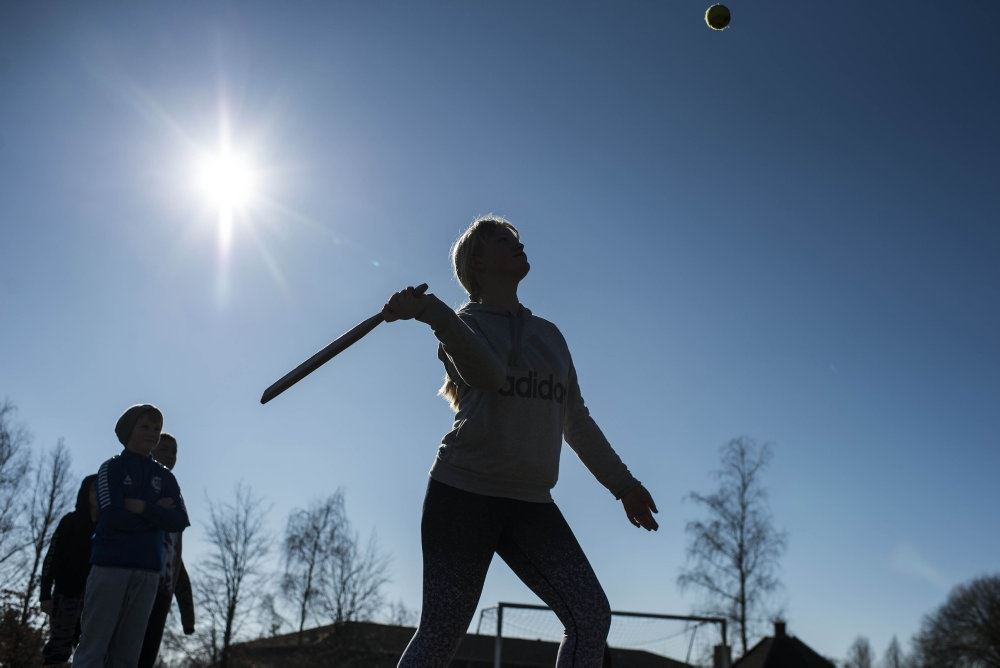 folk er udenfor under blå himmel