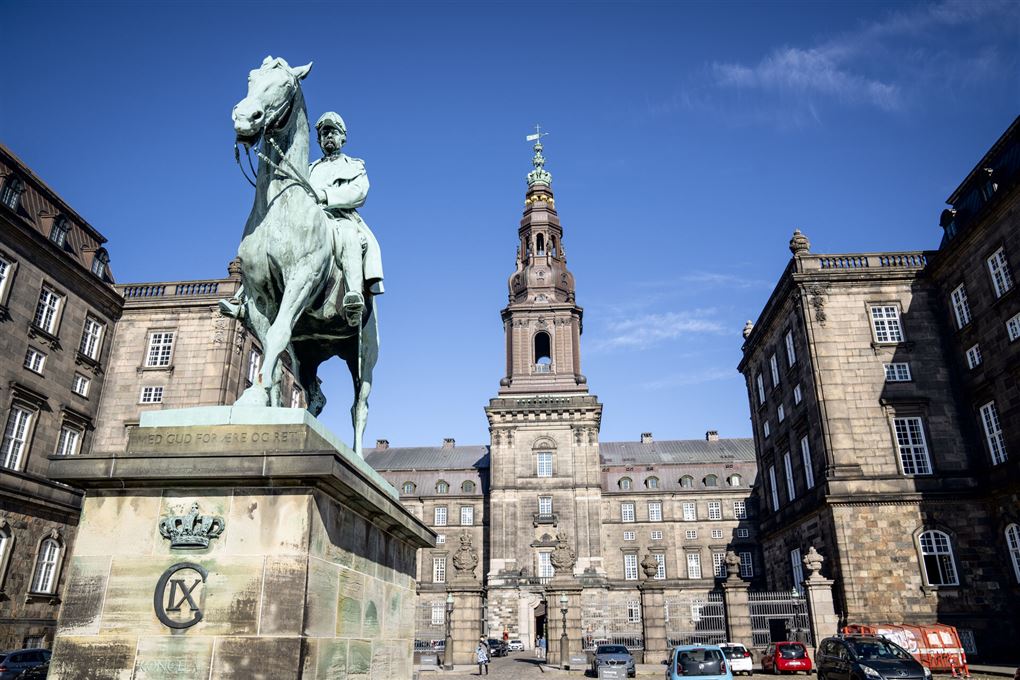 statue foran christiansborg