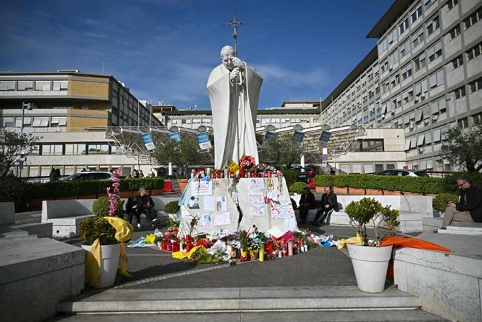 hospitalsbygning med statue foran 