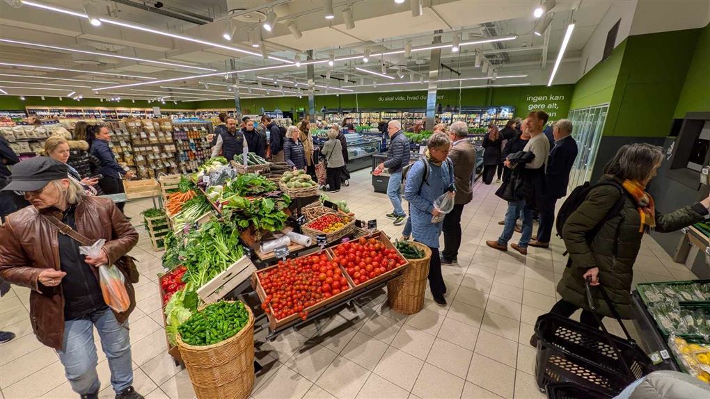 Butikslokale med friske tomater og masser af mennesker