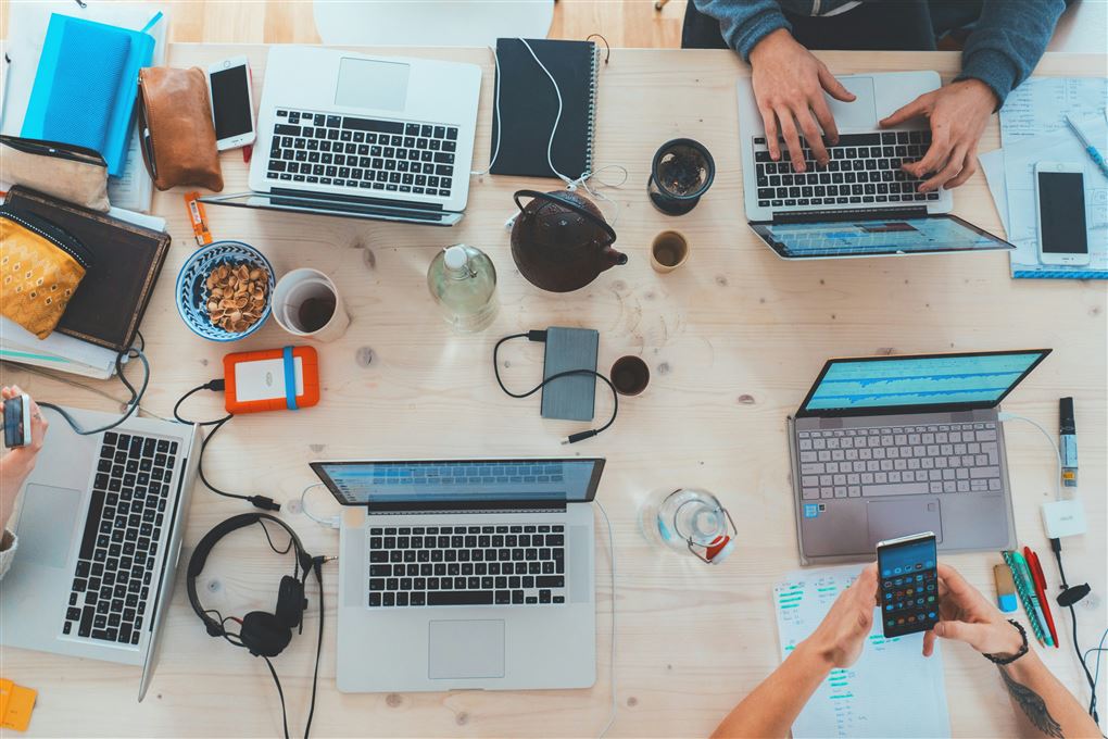 Personer arbejder på computere
