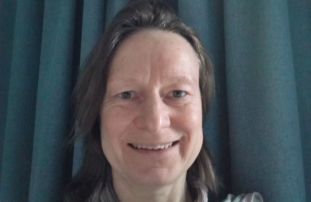 kvinde smiler