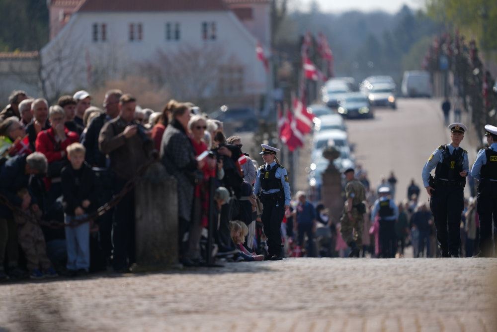 menneskemængde langs vej