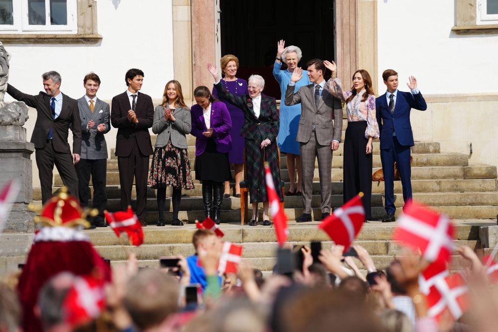 dronning med familie på trappe