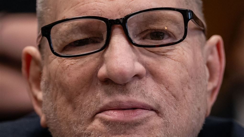 en mand kigger på fotografen