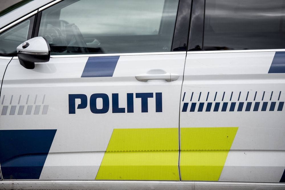 politibil med påskriften politi