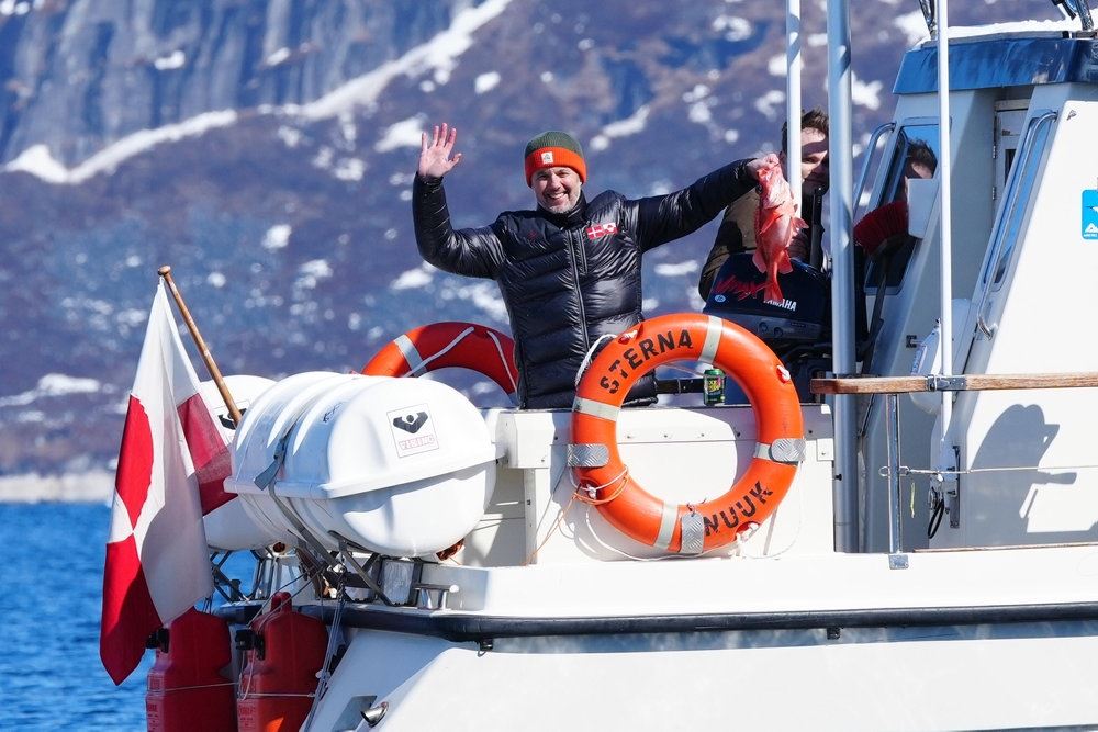 kongen vinker på et skib i Grønland