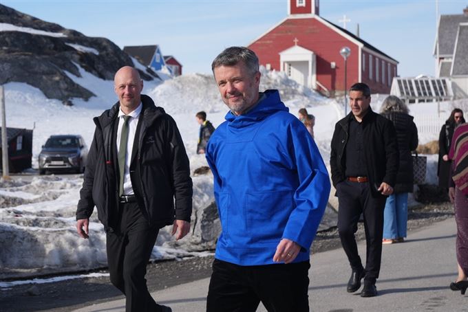 Kongen går rundt med sikkerhedsvagt i Grønland