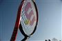 en tennisketcher i luften