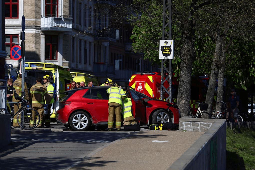 rød smadret bil