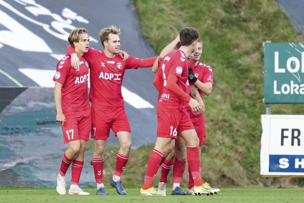 fire fodboldspillere i rødt jubler