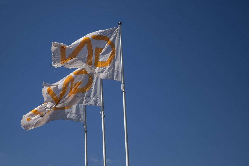 hvide flag med firmalogo